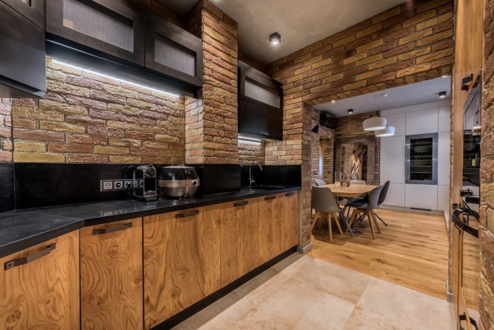 opening afgewerkt met baksteen in het keukeninterieur