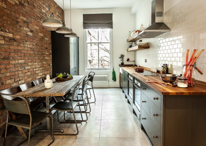 accentmuur van baksteen in het interieur van de keuken
