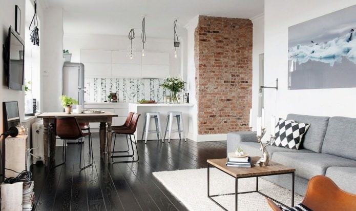 Baksteen in het interieur van de woonkeuken