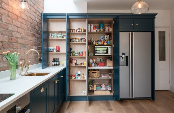 voorraadkast in het keukeninterieur