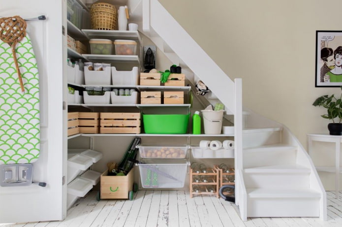 opbergruimte onder de trap in het interieur