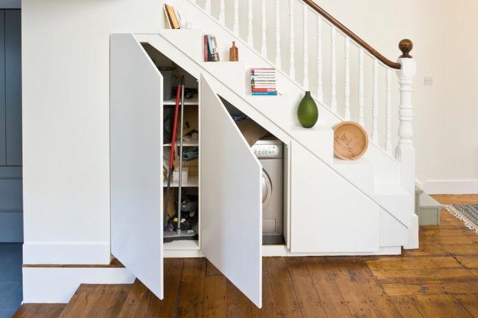 Opslagruimte onder de trap in het interieur