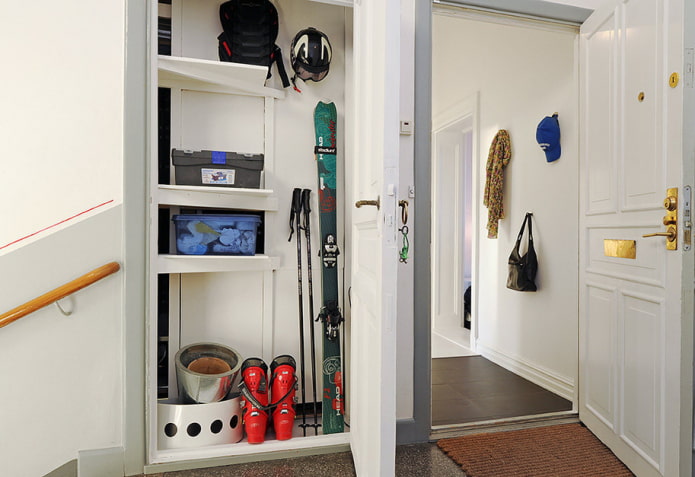 berging in het interieur van de gang