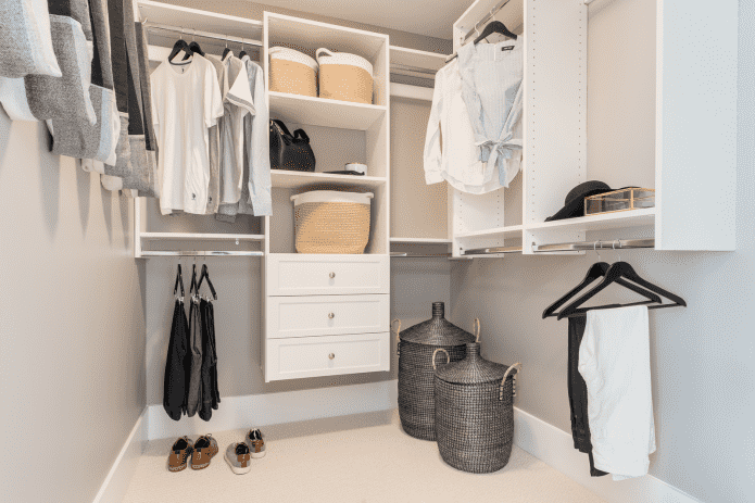 ontwerp van een kleine voorraadkast in het interieur