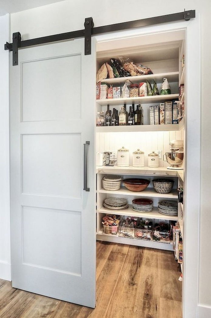pantry-ontwerp in het interieur van het huis