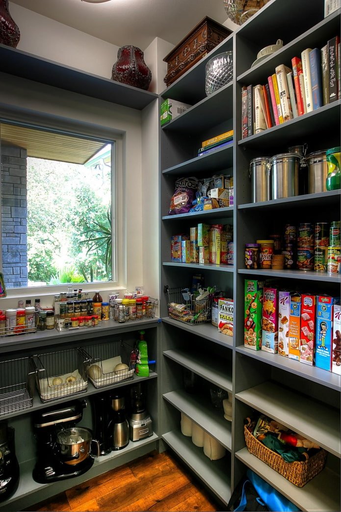 pantry-ontwerp in het interieur van het huis