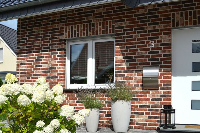 huisgevel met klinkertegelbekleding