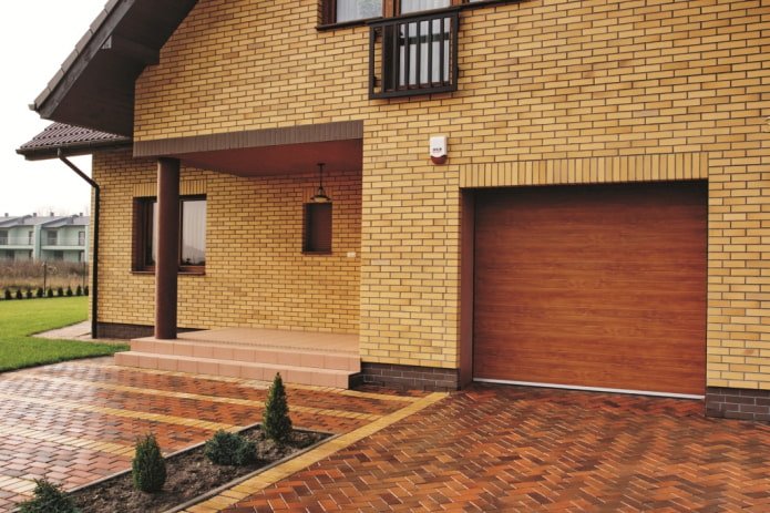 huisgevel met klinkertegelbekleding