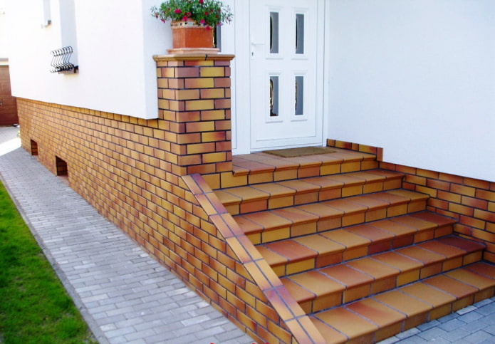 veranda met klinkertegelbekleding
