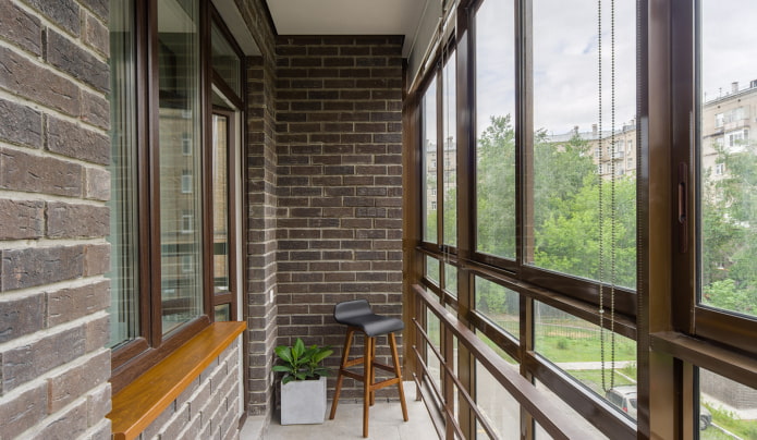 balkon met gevelbekleding van klinkertegels