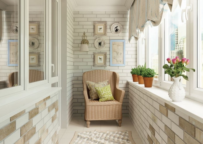 balkon met gevelbekleding van klinkertegels