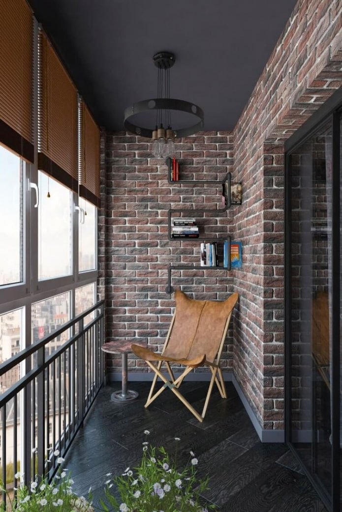 balkon met gevelbekleding van klinkertegels