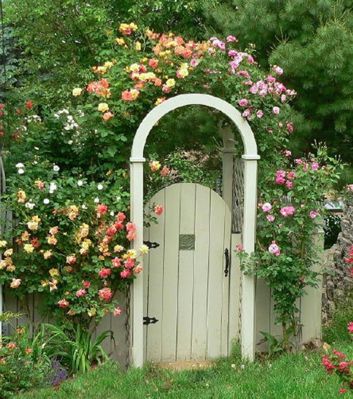 poort met bloemperk