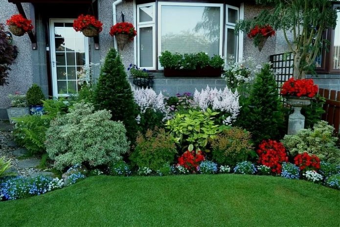 Mixborder bij het huis