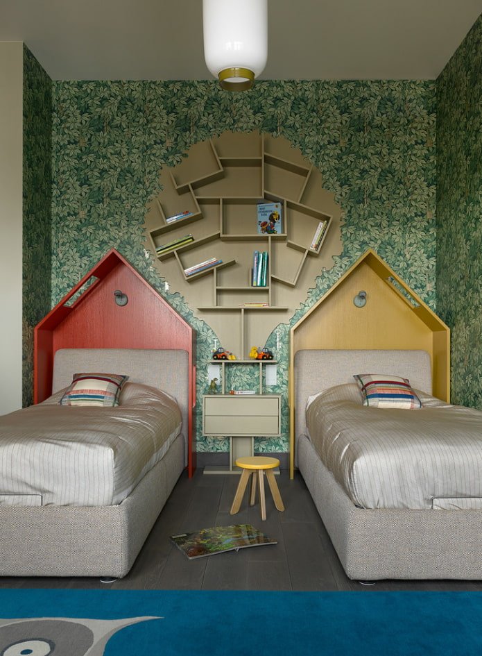 boekenplanken in het interieur van een kinderkamer