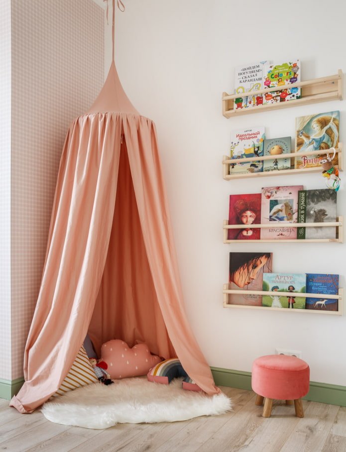 boekenplanken in het interieur van een kinderkamer