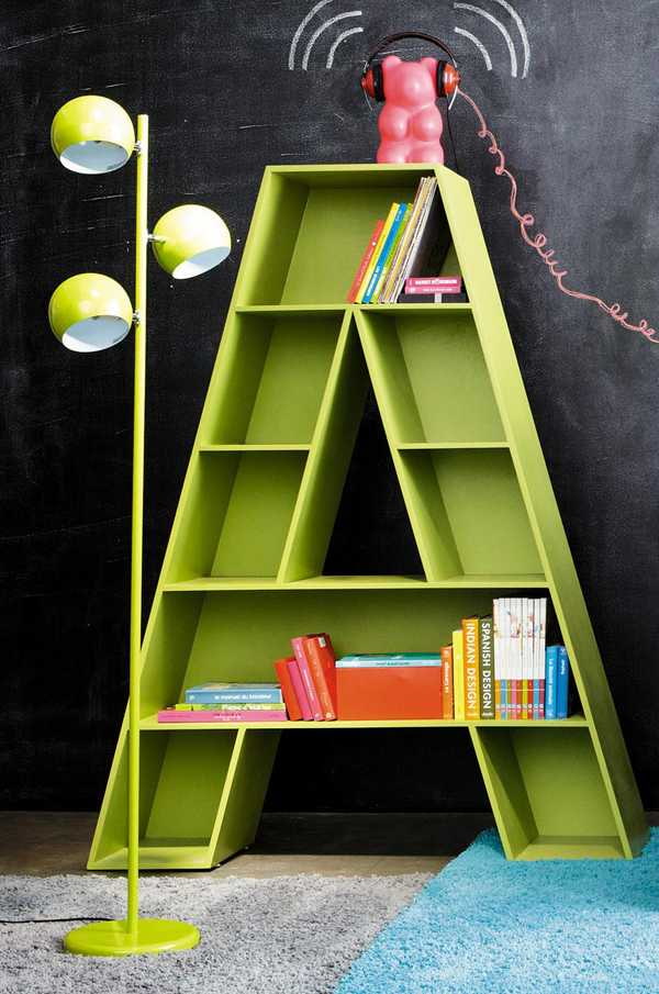 originele boekenplanken in het interieur