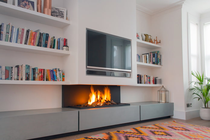 boekenplanken boven de open haard in het interieur