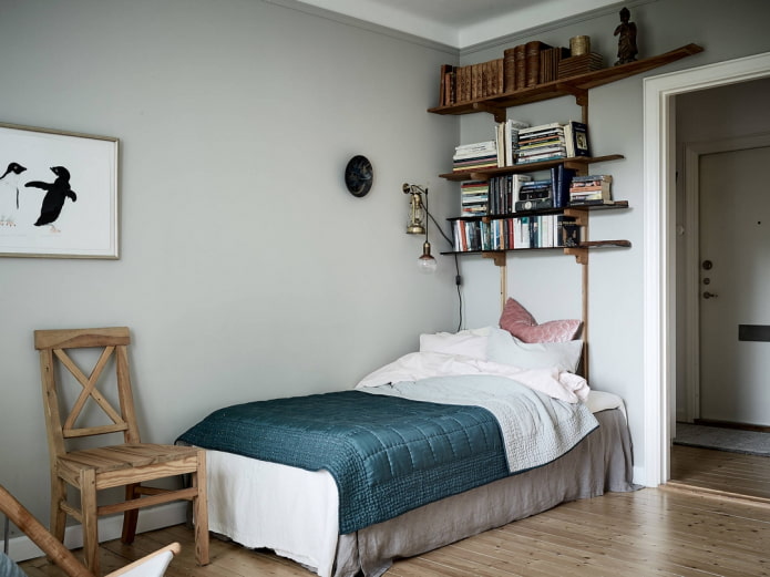 boekenplanken boven het bed in het interieur