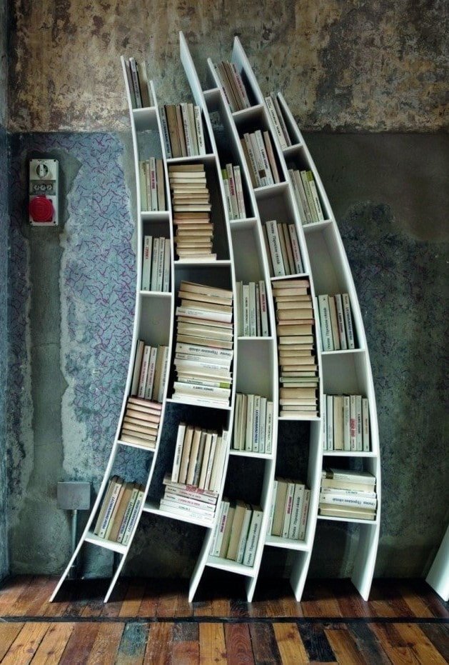 originele boekenplanken in het interieur