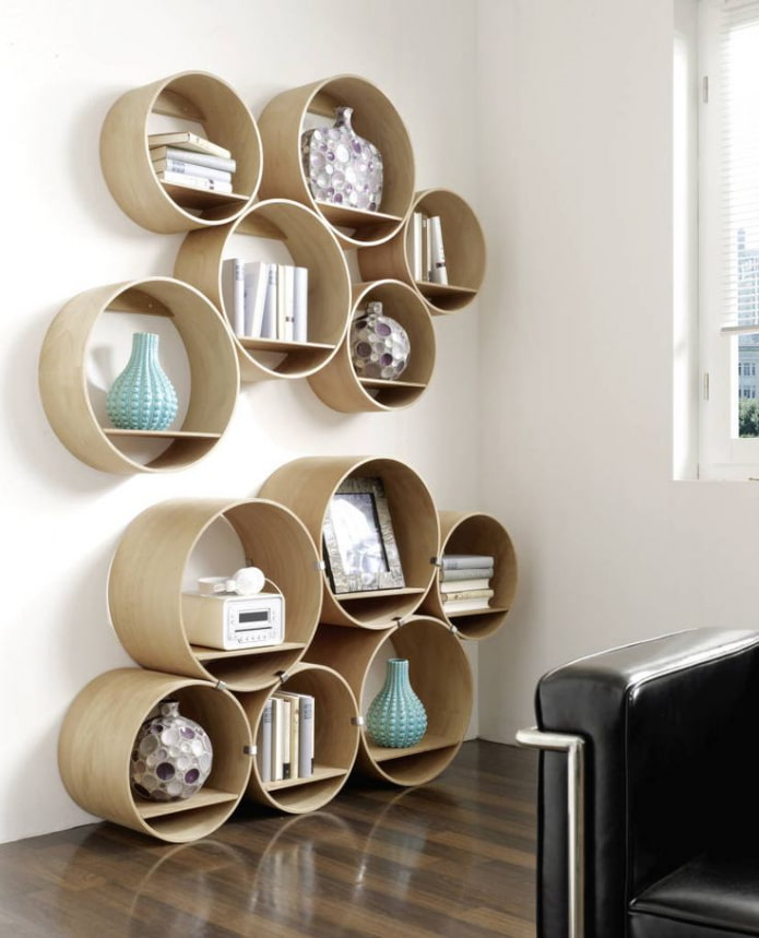 ronde boekenplanken in het interieur