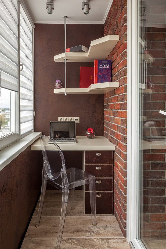 boekenplanken op het balkon