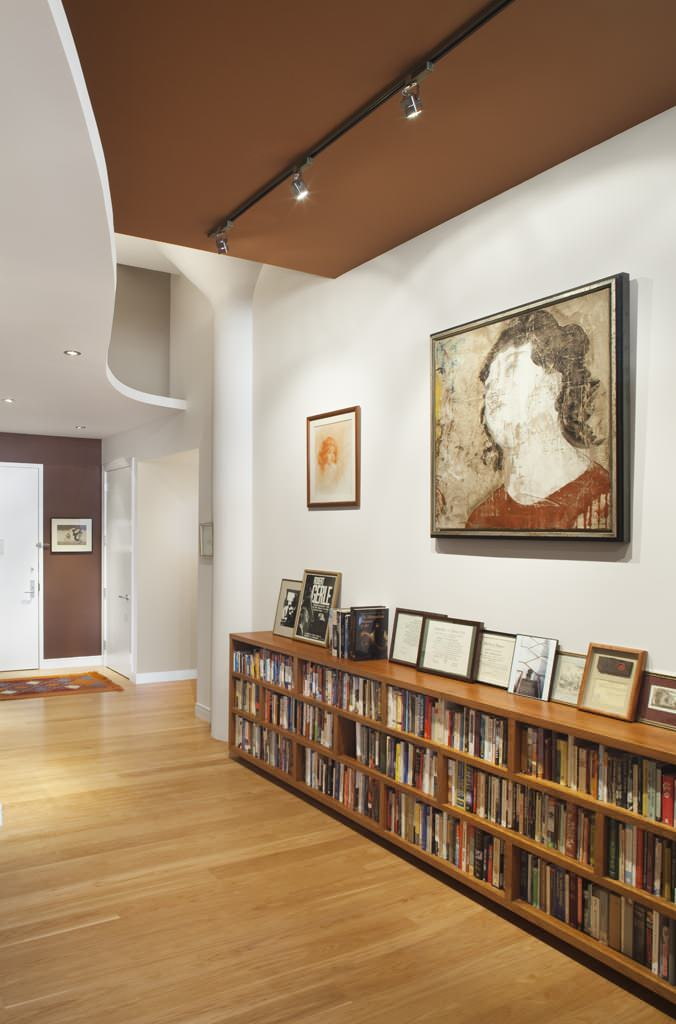 boekenplanken in het interieur van de gang