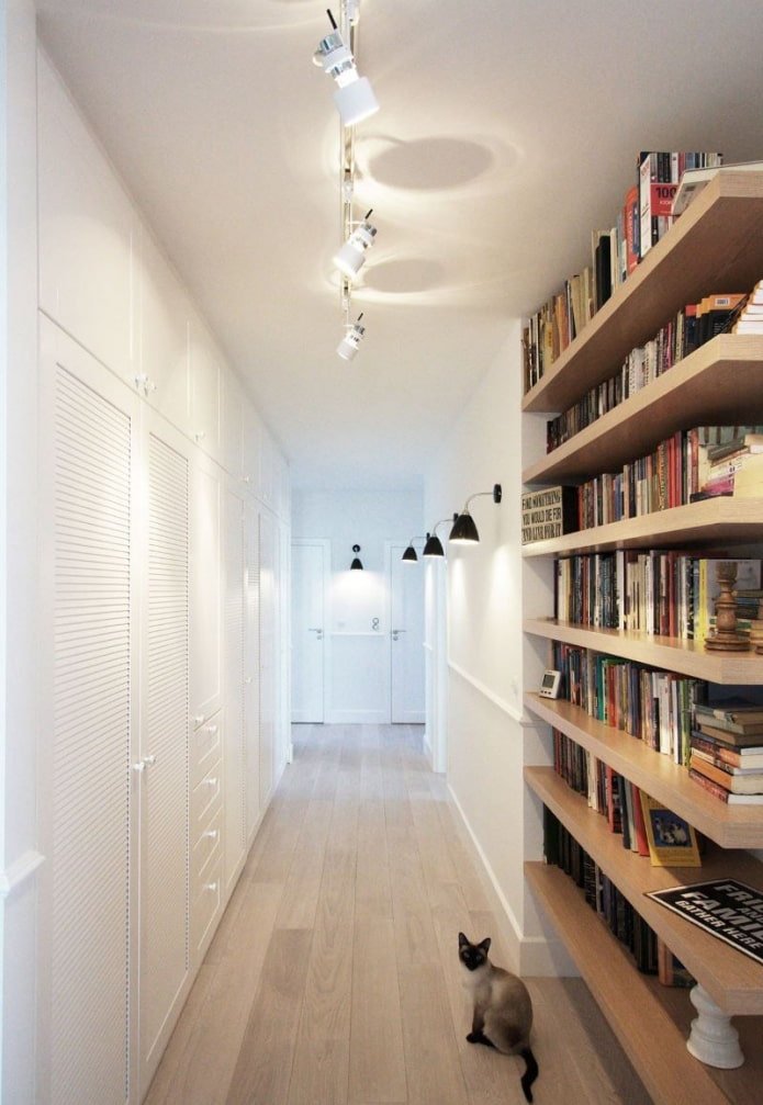 boekenplanken in het interieur van de gang