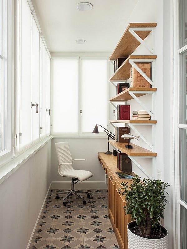 boekenplanken op het balkon