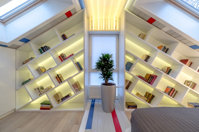 boekenplanken bij het raam in het interieur