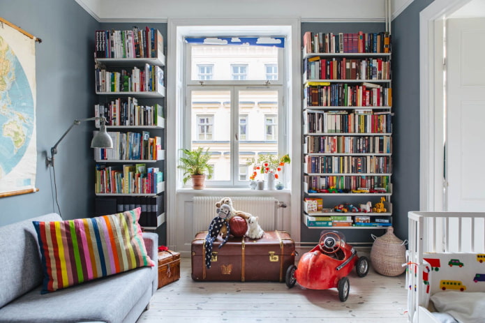 hangende planken voor boeken in het interieur