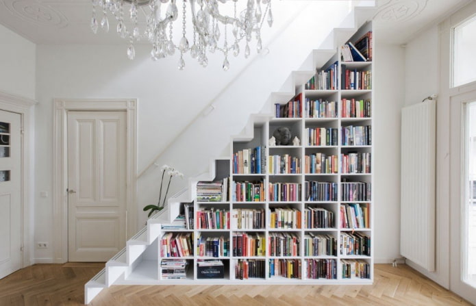 kleurenschema van boekenplanken in het interieur