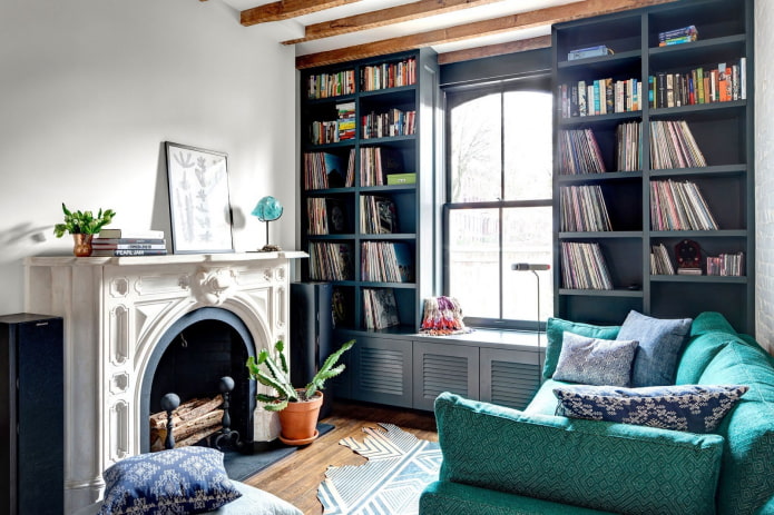 kleurenschema van boekenplanken in het interieur