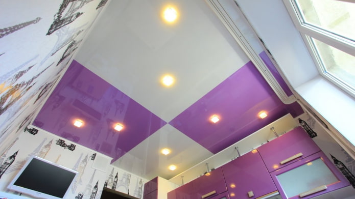 spanplafond met een combinatie van witte en paarse kleuren