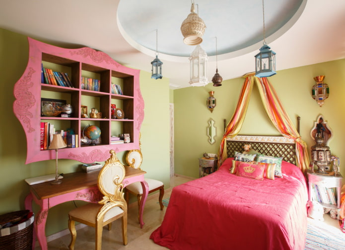 ontwerp van een kleine slaapkamer voor een tienermeisje