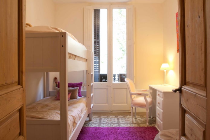 planning van een kleine slaapkamer voor twee meisjes
