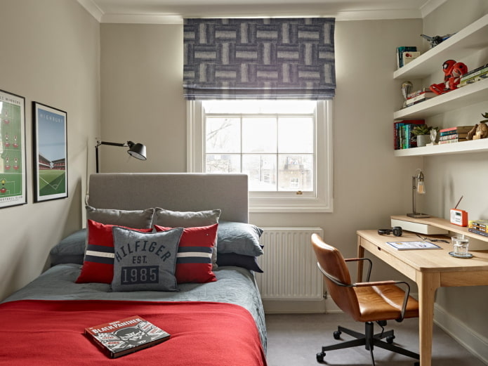 ontwerp van een kleine slaapkamer voor een tienerjongen