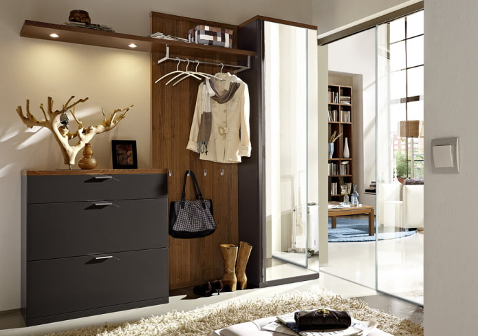 ladekast met hanger in de hal