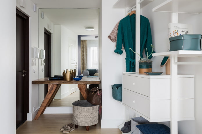 ladekast in het interieur van een kleine gang