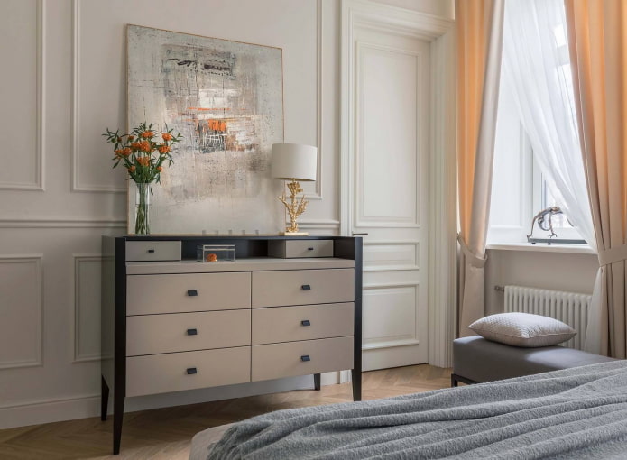 ladekast tegenover het bed