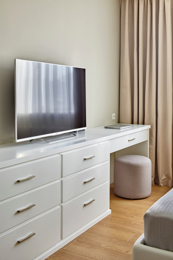 ladekast met een tafel voor make-up