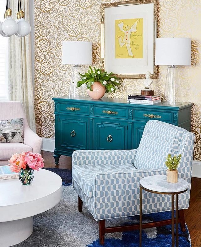 Woonkamer met een turquoise ladekast