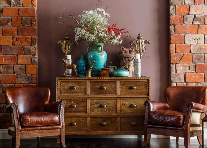 Houten ladekast in het interieur van de woonkamer