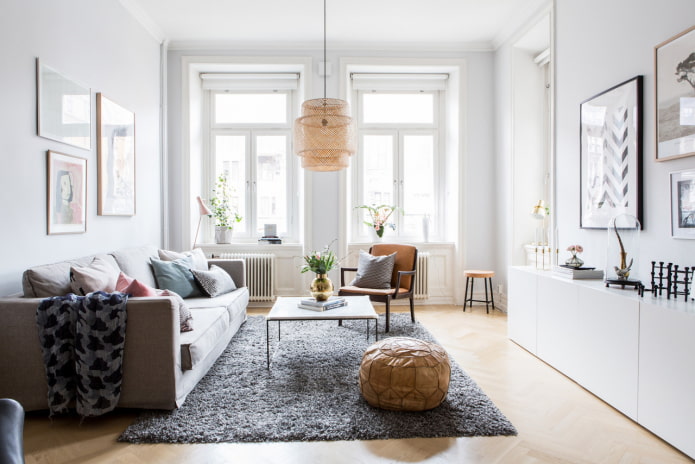 Witte woonkamer met een lange ladekast
