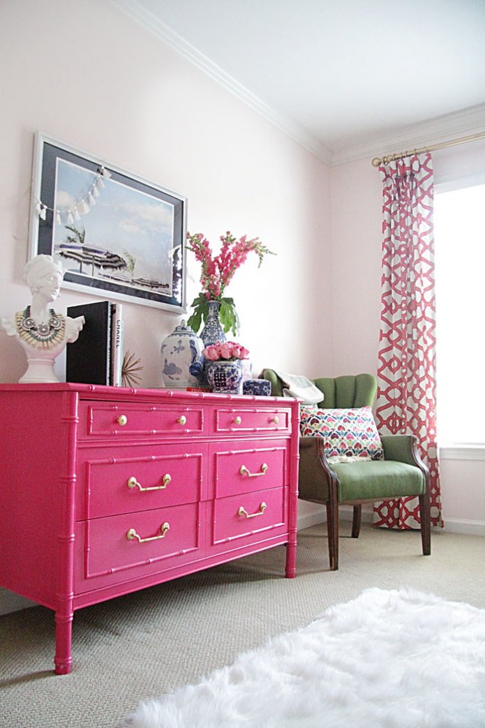 Roze ladekast in de woonkamer