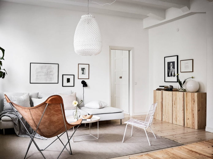 Woonkamer in Scandinavische stijl met houten ladekast