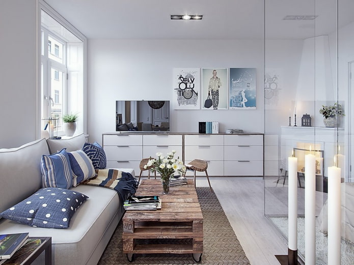 Lange ladekast in het interieur van een witte woonkamer