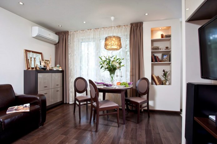 Stoelen in het interieur van de woonkamer