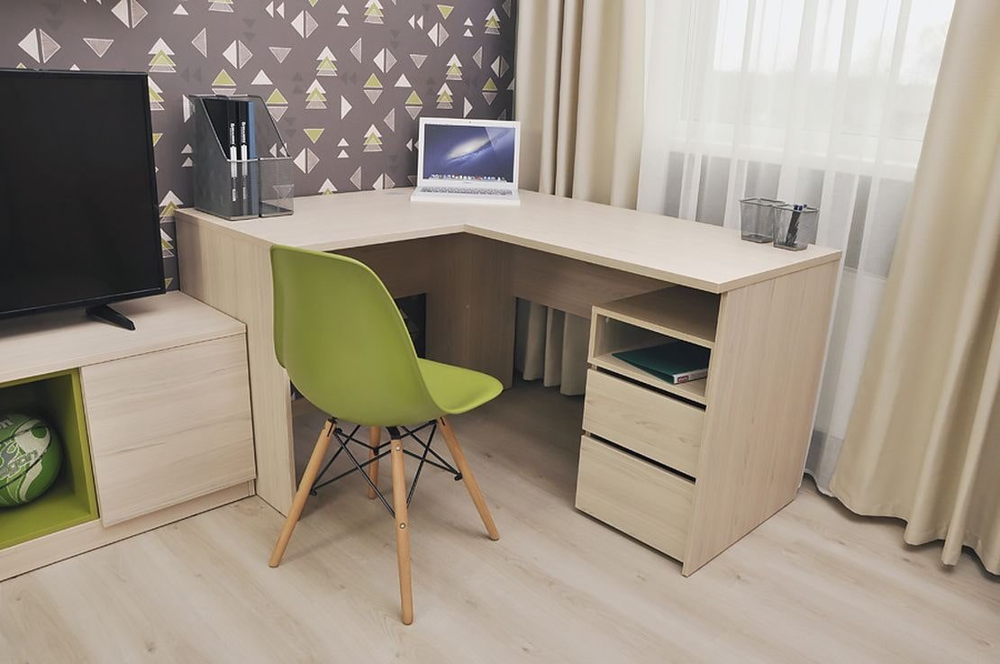 woonkamerinterieur met hoekbureau