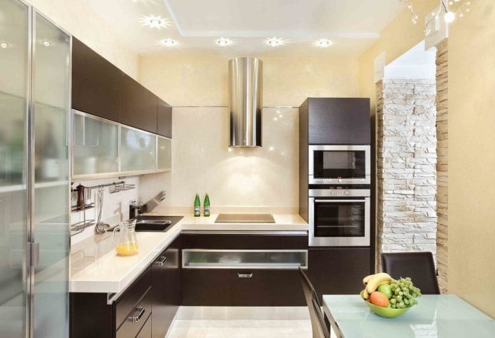 keukeninterieur in beige en bruine tinten
